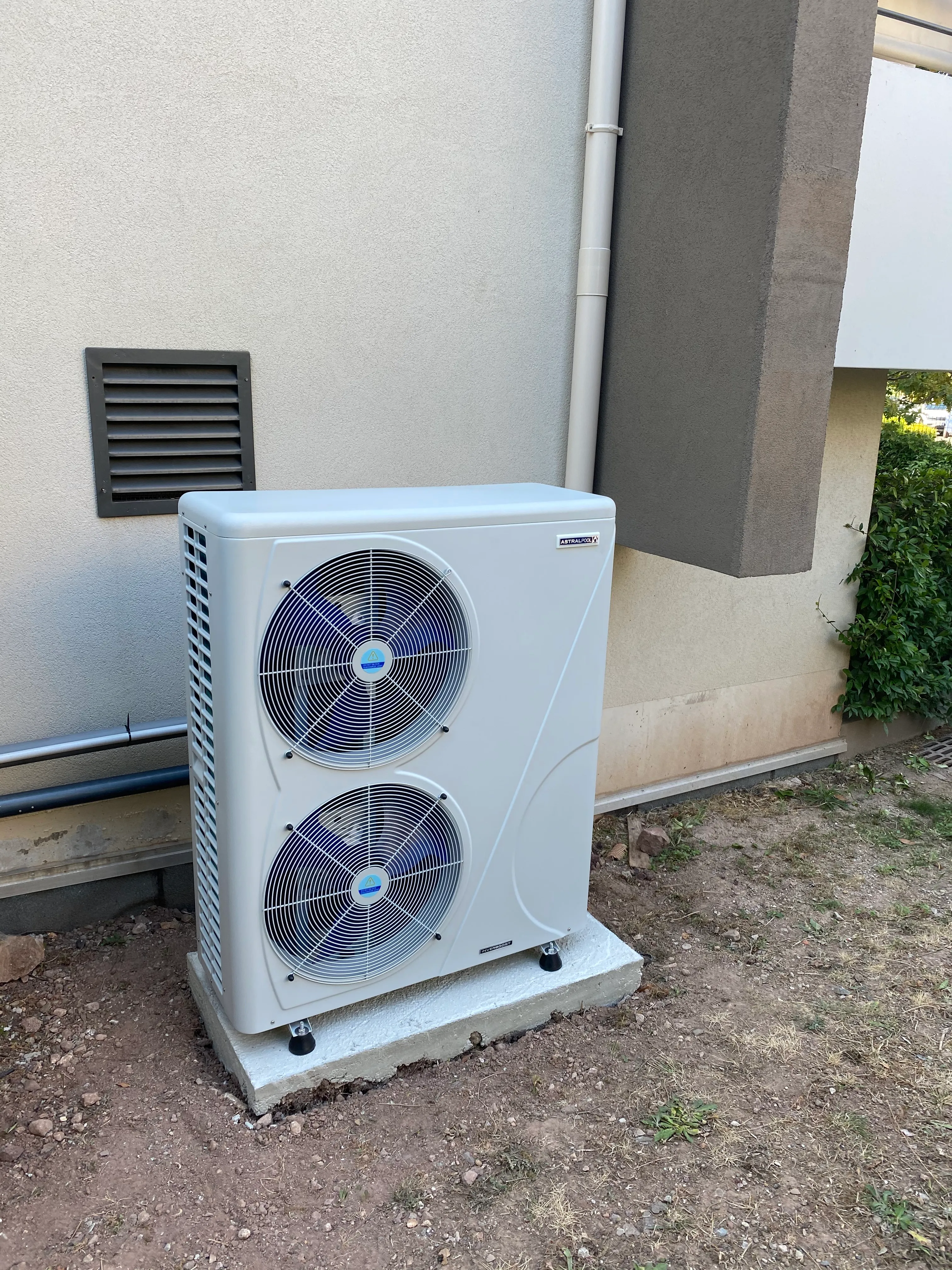 Installation pompe à chaleur et équipements piscine automatisés