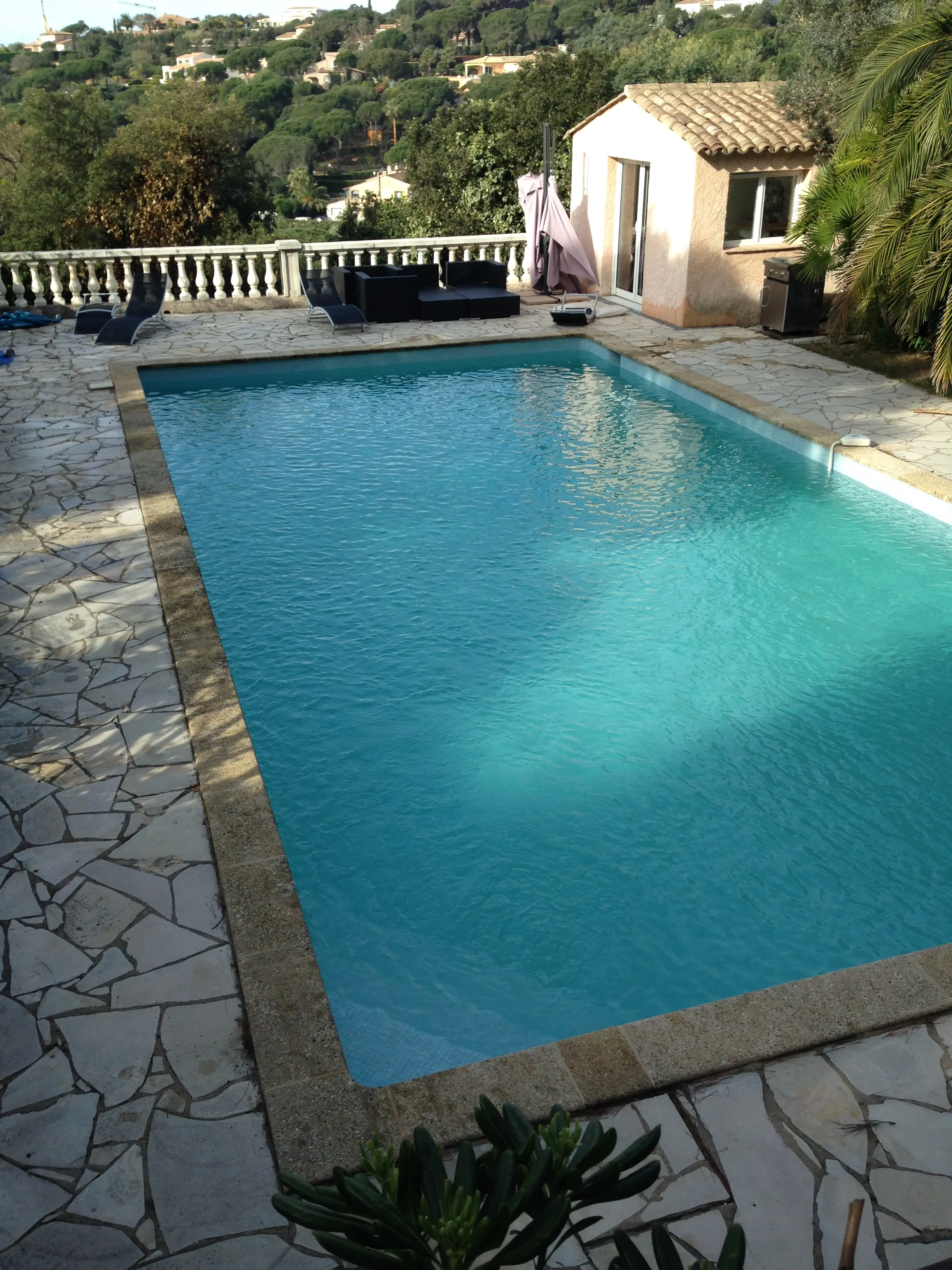 Piscine eau bleue après traitement