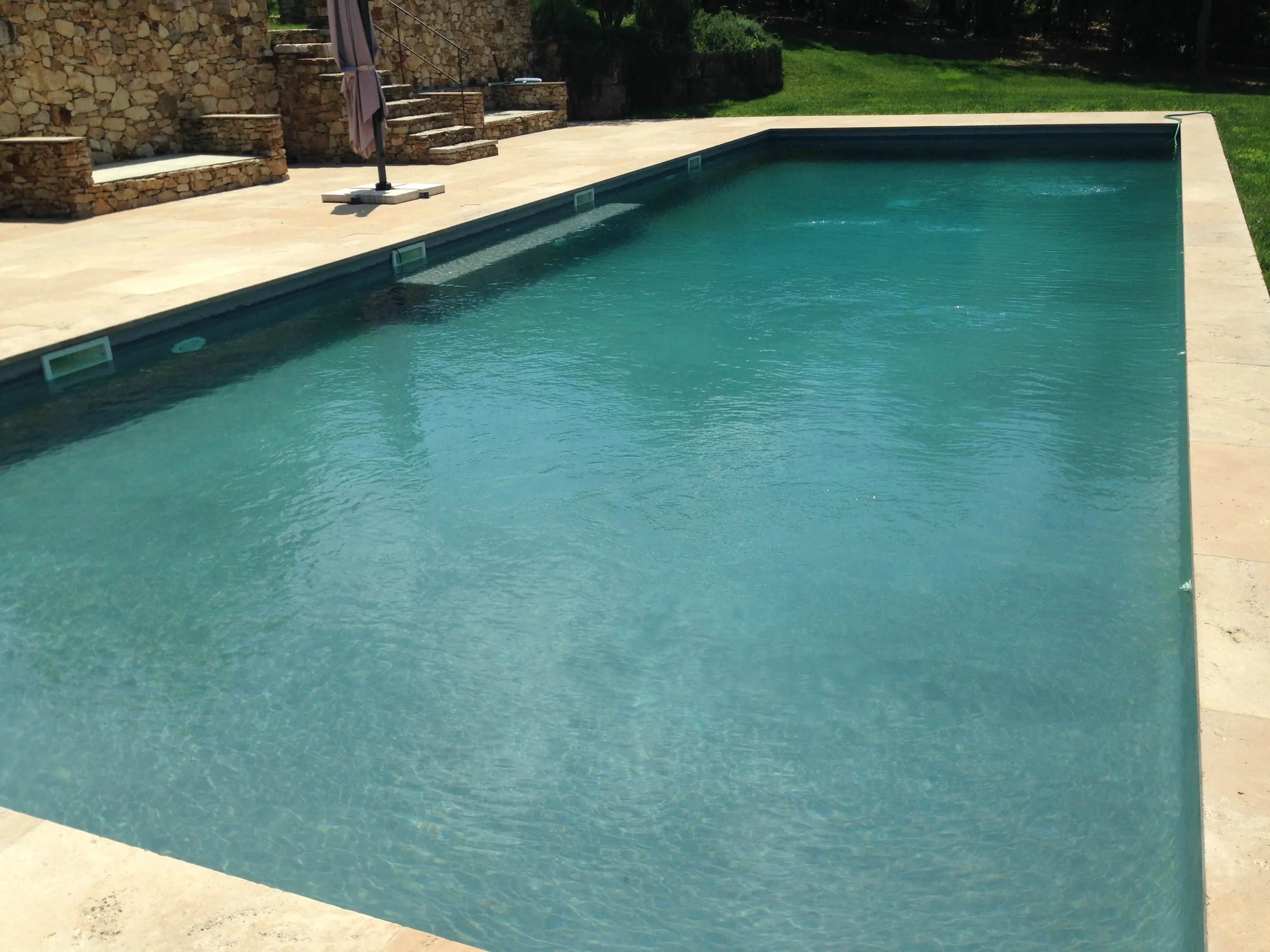 Piscine cristalline après rattrapage eau verte par Aquacare Service