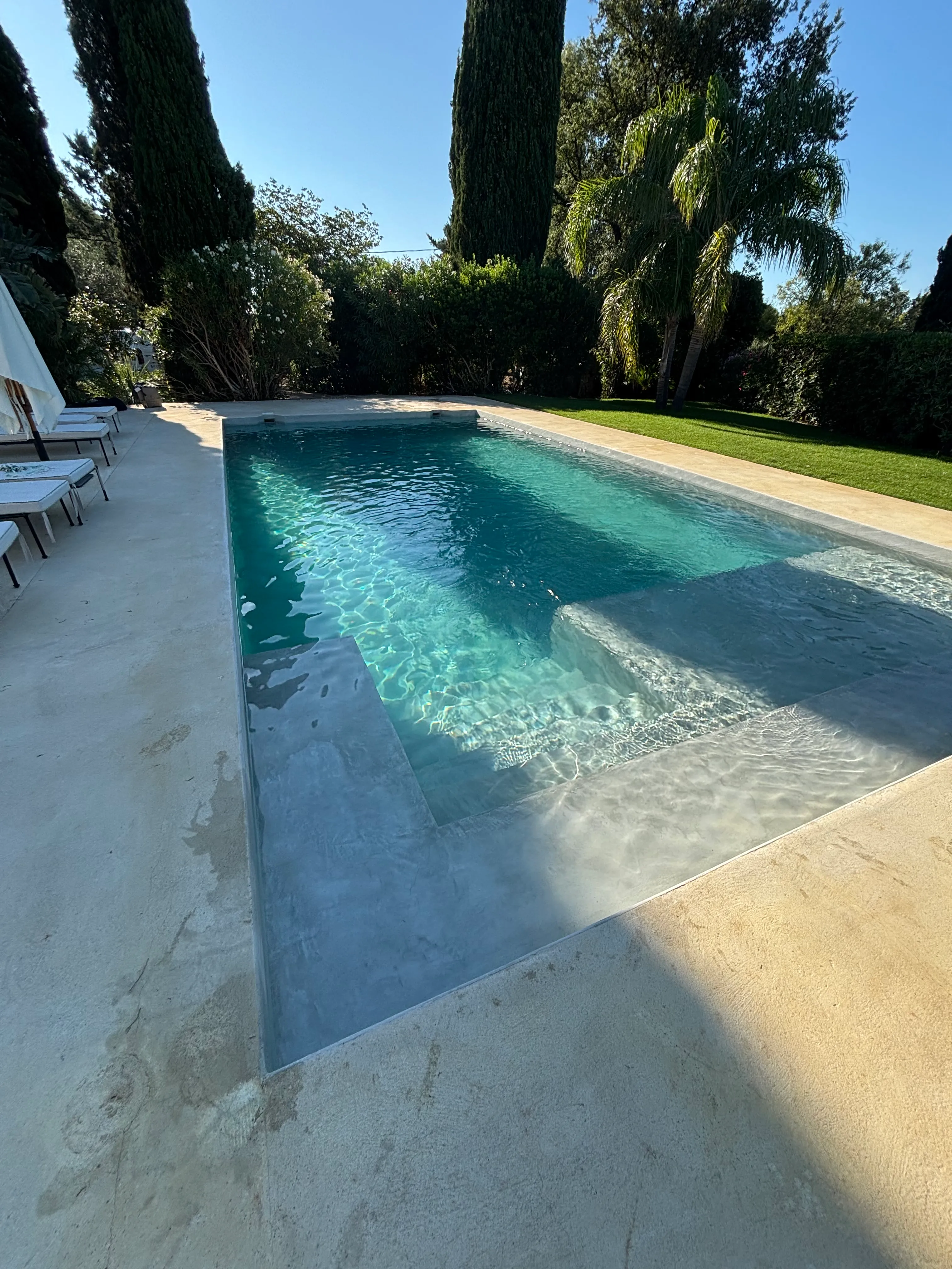 Entretien de piscine dans le Var — eau claire et bassin propre