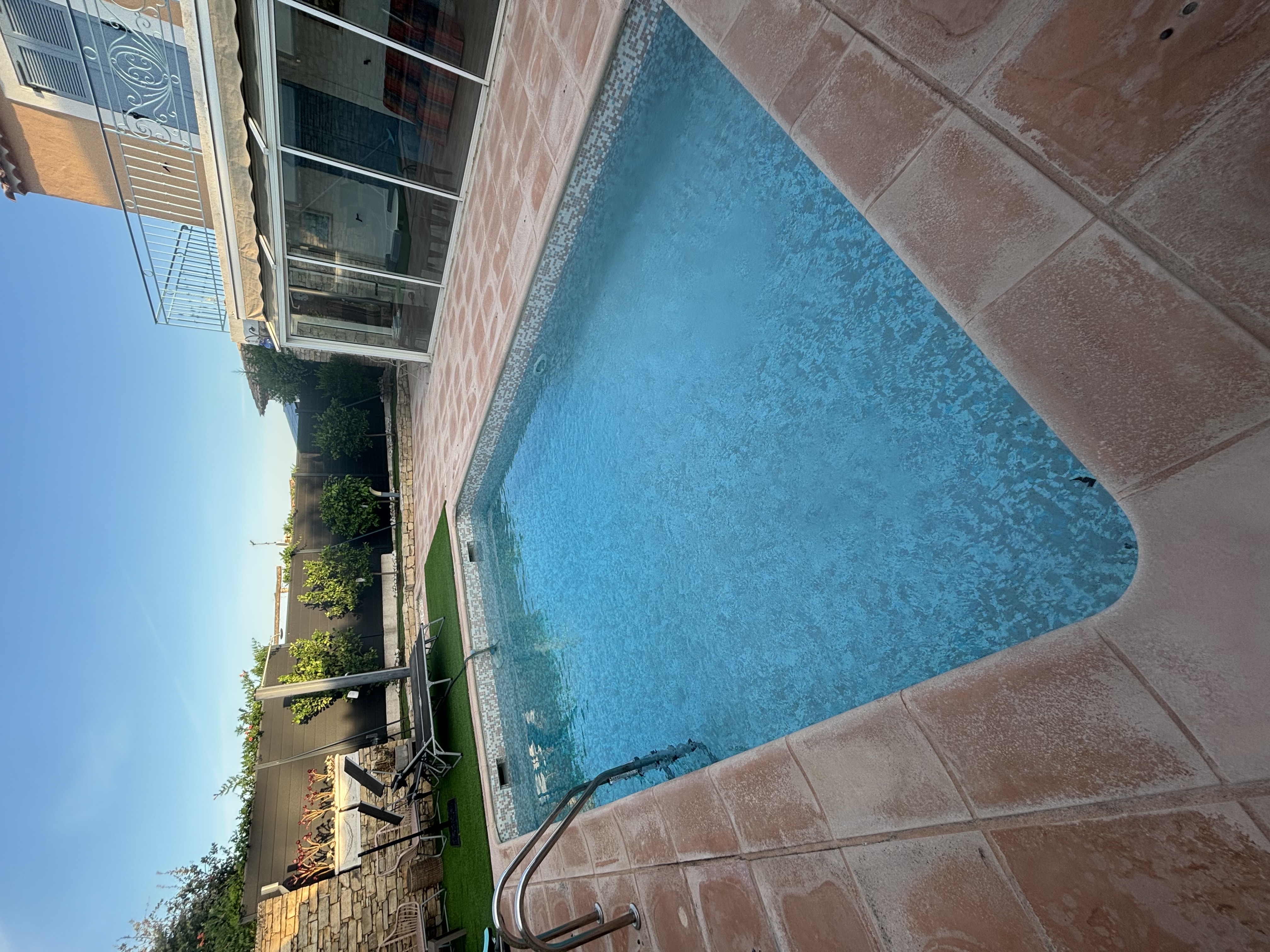 Piscine eau cristalline après traitement Aquacare